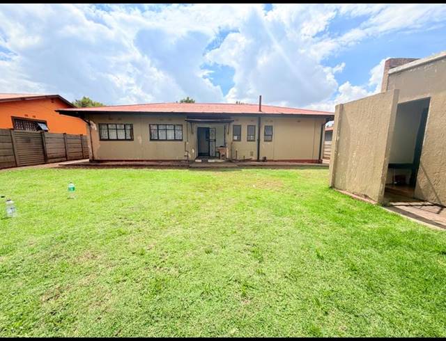 7 BEDROOM HOUSE FOR SALE IN VANDERBIJLPARK CW 4